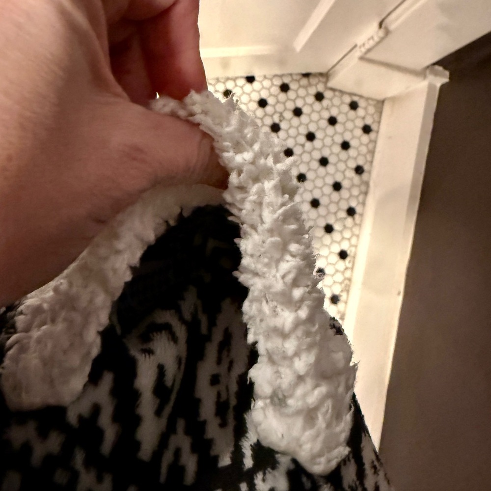 Secret Treasures Soft Comfy Robe With Hearts - Picture 13 of 13